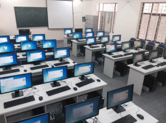 Một lớp học công nghệ thông tin với nhiều máy tính
